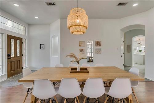 Gambar di galeri bagi Elite 4BR 2BA Holiday Home with Hot Tub, Pool, and BBQ di Haltom City