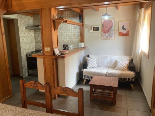 una sala de estar con un sofá y una mesa en Maitenes - Andarlibre, en San Martín de los Andes