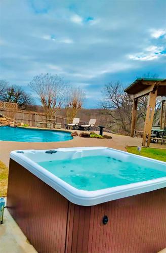 Kolam renang di atau dekat dengan Elite 4BR 2BA Holiday Home with Hot Tub, Pool, and BBQ