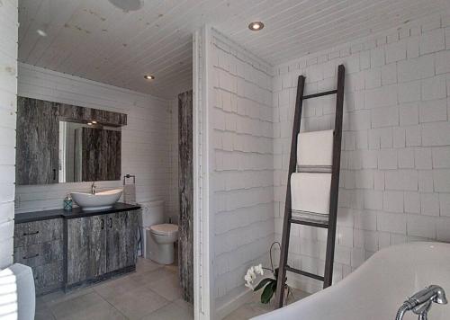 a bathroom with a ladder and a sink and a toilet at Formidable Waterfront Cottage - Formidable Chalet sur bord de l'eau in Saint Come