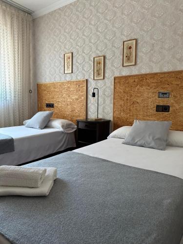 two beds in a hotel room with two beds at Finca Paraíso Rural in El Burgo de Osma