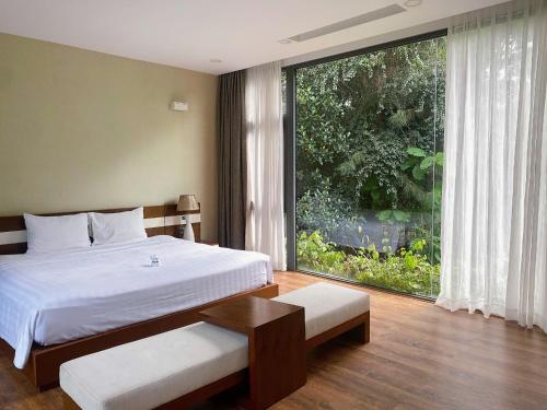 Postel nebo postele na pokoji v ubytování Charm Villa Dai Lai Resort 112