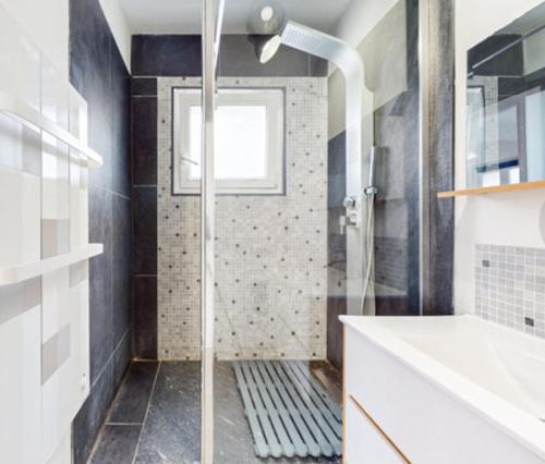 a bathroom with a shower and a sink at Maison typique royannaise dans un quartier calme in Royan
