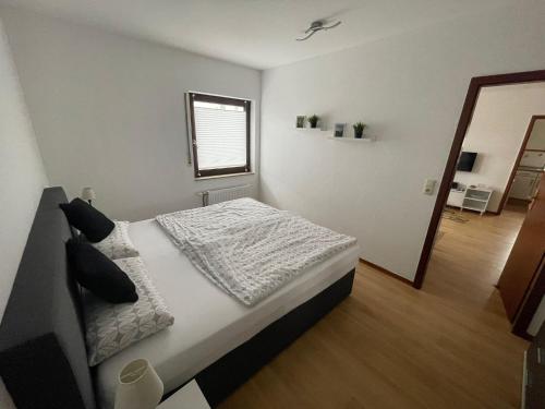 ein Schlafzimmer mit einem Bett und einem Spiegel in der Unterkunft Ferienwohnung im Ohmtal in Homberg Ohm