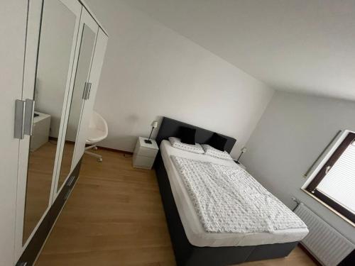 ein kleines Schlafzimmer mit einem Bett in einem Zimmer in der Unterkunft Ferienwohnung im Ohmtal in Homberg Ohm