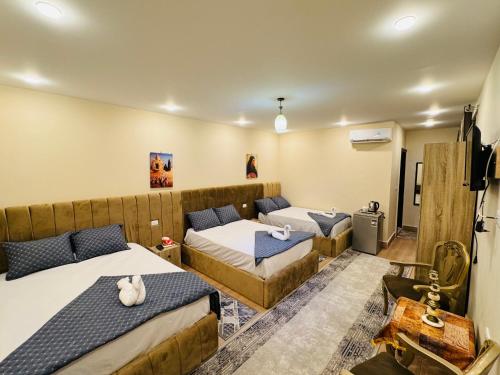 Postel nebo postele na pokoji v ubytování KING ALI Pyramids View Inn