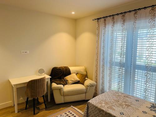 Coin salon dans l'établissement Apartments SLAVA