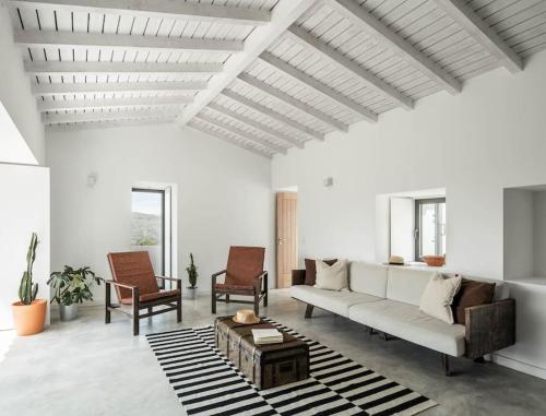 una sala de estar con un sofá y una mesa en Casa Cândida, en Abadim