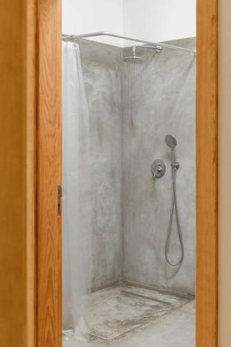 a shower with a shower curtain in a bathroom at Casa Cândida in Abadim
