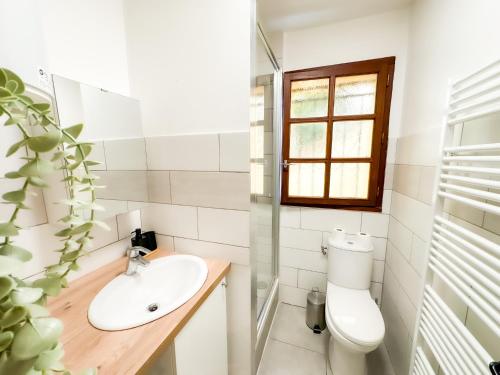 a bathroom with a sink and a toilet at Anh Dao 3 - Studio, centre ville, tiamconciergerie in Champs-Sur-Marne