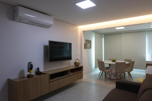 TV a/nebo společenská místnost v ubytování Carneiros Beach Resort