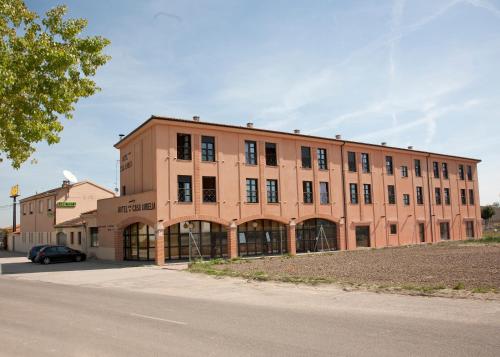 um grande edifício com um carro estacionado em frente em Hotel Casa Aurelia em Villaralbo