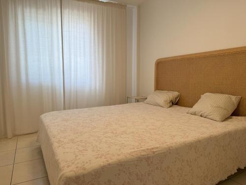 une chambre avec un grand lit avec deux oreillers dans l'établissement FLOR DE PASCUA Los Gigantes, à Acantilado de los Gigantes