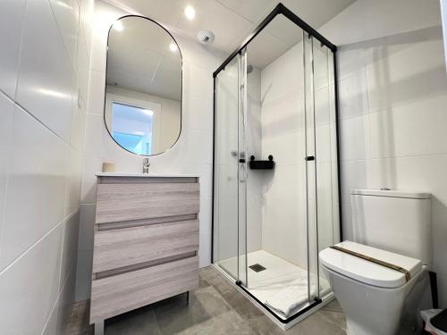 モトリルにあるPUSHE Playa Granada Beach & Golf 5のバスルーム(シャワー、トイレ、鏡付)