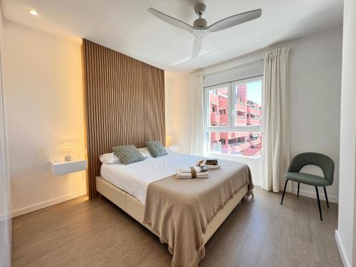 モトリルにあるPUSHE Playa Granada Beach & Golf 5のベッドルーム1室(窓、ベッド1台、椅子付)