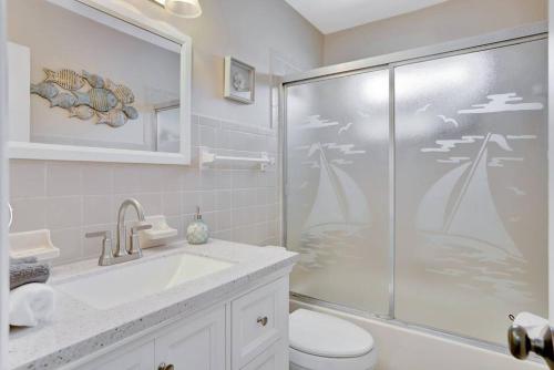 Ένα μπάνιο στο Eagle's Way Floridian Living Heated Pool, Sunroom