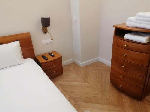 a bedroom with a bed and a dresser at На 2 мин от плажа!Victoria- две спални делукс до Морската градина и центъра in Burgas