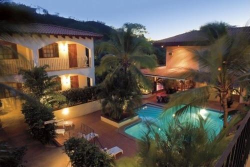 eine Luftansicht eines Hauses mit Pool in der Unterkunft Villa del Sueño in Playa Hermosa