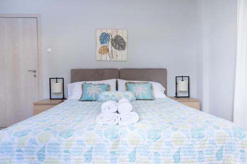 Renovated fully equipped 2 Bedroom cozy Apartment near the sea