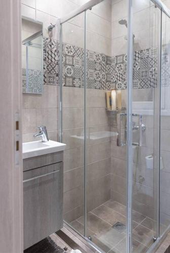 Renovated, fully equipped 2 Bedroom cozy Apartment near the sea