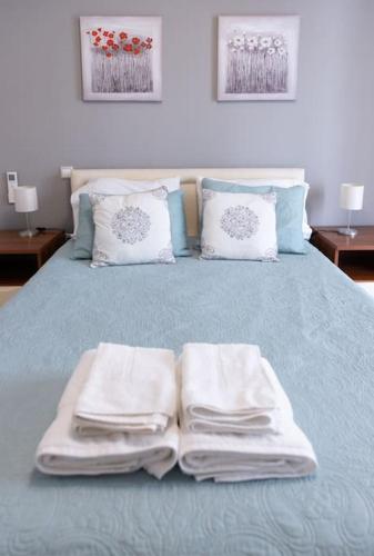 Renovated, fully equipped 2 Bedroom cozy Apartment near the sea