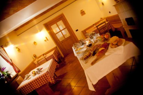 a table with fruit on it in a room at Agritur Renetta in Tassullo