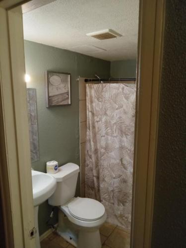 ein Badezimmer mit Toilette und Waschbecken in der Unterkunft Ranch Motel in Roswell