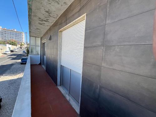 a building with a window on the side of it at Sun House - Apartamento in Belas