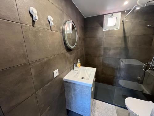 a bathroom with a sink and a mirror at Sun House - Apartamento in Belas