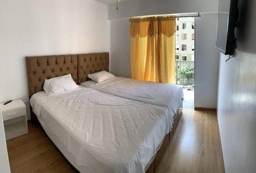 a bedroom with a bed and a window at Departamento de 04 dormitorios in Lima
