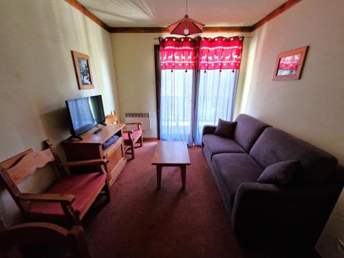 un salon avec un canapé et une table dans l'établissement Chalets Du Thabor - 2 pièces 4 personnes idéalement situé MAE-2953, à Modane
