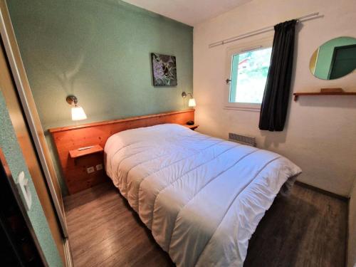 une chambre avec un lit et une fenêtre dans l'établissement Chalets Du Thabor - 2 pièces 4 personnes MAE-4323, à Modane