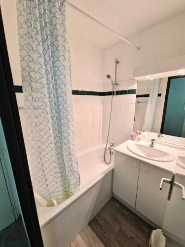 une salle de bain avec une baignoire, un lavabo et une douche dans l'établissement Chalets Du Thabor - 2 pièces 4 personnes MAE-4323, à Modane