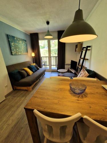 un salon avec une table et un canapé dans l'établissement Chalets Du Thabor - 2 pièces 4 personnes MAE-4323, à Modane