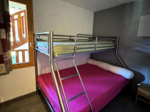 Ce lit superposé se trouve dans un dortoir doté d'un matelas rose. dans l'établissement Résidence Turquoise - 2 Pièces pour 5 Personnes 89, à Mâcot La Plagne