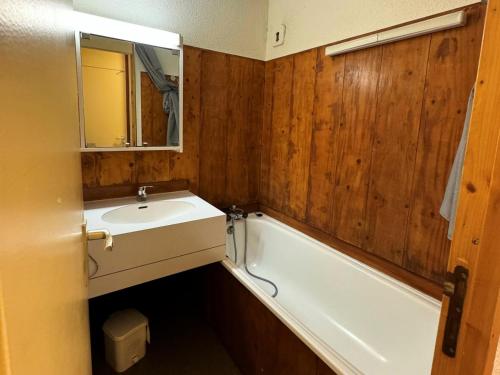 une salle de bain avec un lavabo et une baignoire dans l'établissement Résidence Turquoise - 2 Pièces pour 5 Personnes 89, à Mâcot La Plagne