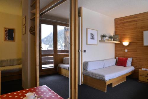 une petite pièce avec un lit et une fenêtre dans l'établissement Residence 3000 - Studio pour 4 Personnes 98, à Mâcot La Plagne