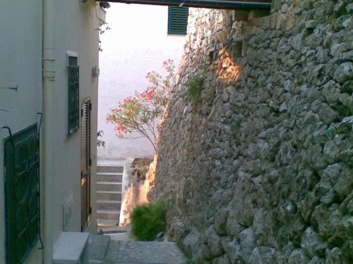 a stone wall with stairs next to a building at Pietre di Mare in Castro di Lecce