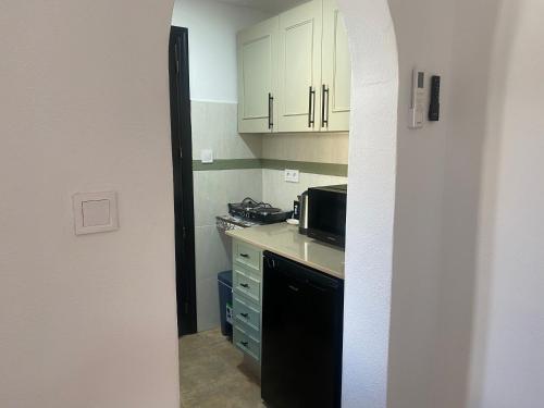 Η κουζίνα ή μικρή κουζίνα στο The Courtyard Studio Apartments