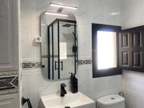 Ένα μπάνιο στο The Courtyard Studio Apartments