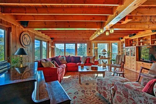 Posezení v ubytování Catskill Ski Mountain Retreat with Private Pool