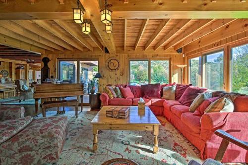 Posezení v ubytování Catskill Ski Mountain Retreat with Private Pool