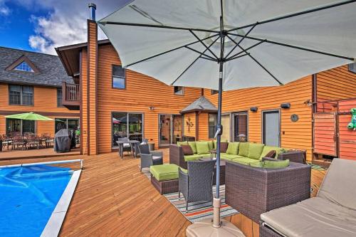 Bazén v ubytování Catskill Ski Mountain Retreat with Private Pool nebo v jeho okolí