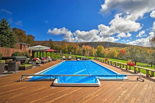 Bazén v ubytování Catskill Ski Mountain Retreat with Private Pool nebo v jeho okolí