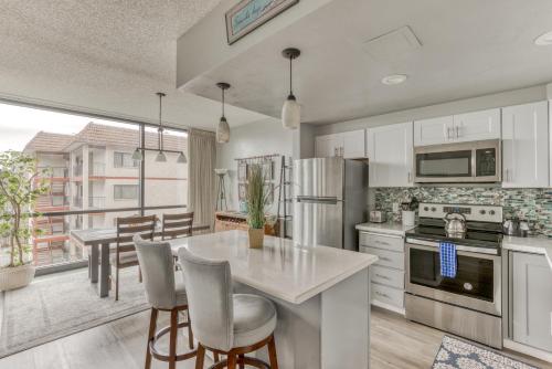Dapur atau dapur kecil di Sand and Sea Condos