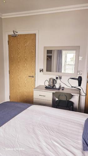 a bedroom with a bed and a desk and a deskictericter at The Quay lodge in Wexford