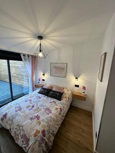 une chambre avec un lit et une fenêtre dans l'établissement Le Briand Appartement 4étoiles Nancy Thermal Cosy avec Terrasse Wifi, à Laxou