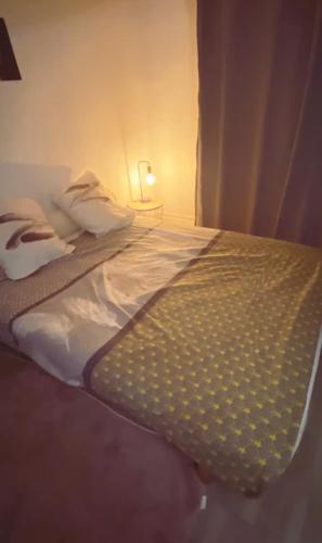 une chambre avec un lit avec une couverture jaune dessus dans l'établissement Appartement avec grande terrasse, à Saint-Cyprien