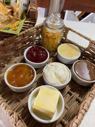 a tray with different types of butter and other ingredients at Cabañas los cuatro vientos de Gardey in Gardey