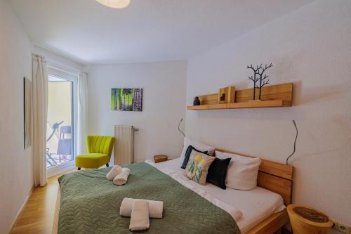 Postel nebo postele na pokoji v ubytování BÄCHLE im Wanderparadies Balkon mit Blick auf den Bach Sauna im Haus Tiefgarage E-Ladestation